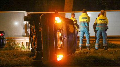 Auto-belandt-op-zijkant-op-Ringbaan-Noord-in-Weert-5