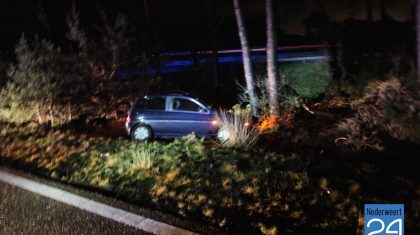 Auto bijna tegen boom aan afrit Weert