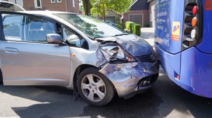 Auto-botst-achterop-lijbbus-Kerkstraat-Meijel-1