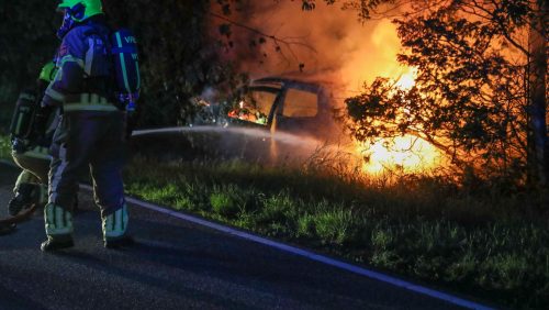 Auto-botst-tegen-boom-en-vliegt-in-brand-2