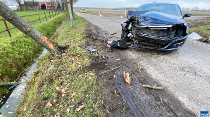 Auto-botst-tegen-boom-grasdijk-Nederweert-2