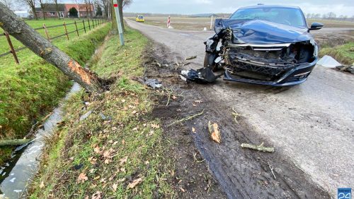 Auto-botst-tegen-boom-grasdijk-Nederweert-2