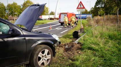 Auto-botst-tegen-lantaarnpaal-op-Ringbaan-Noord-in-Weert-6