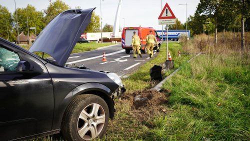 Auto-botst-tegen-lantaarnpaal-op-Ringbaan-Noord-in-Weert-6