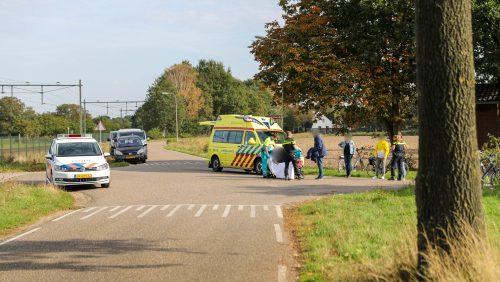 Auto-en-fietsster-botsen-op-Parallelweg-Baexem-1