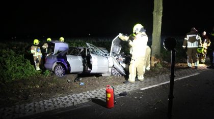 Auto-hard-tegen-boom-in-Altweerterheide