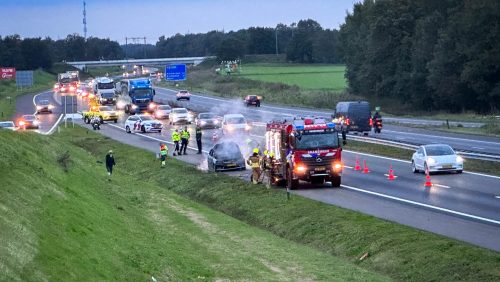 Auto-in-brand-op-A2-bij-afrit-Kelpen-Oler-4