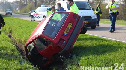 Vanmorgen is een auto van de weg in de sloot geraakt op de Houtsberg richting Leveroy.De man bestuurder is door onbekende oorzaak van de weg geraakt en links in de sloot beland. Hij was zelf uit de auto gekomen maar was nog een beetje versuft.