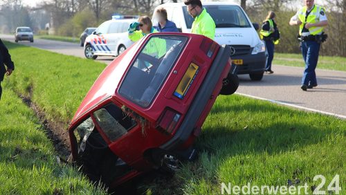 Vanmorgen is een auto van de weg in de sloot geraakt op de Houtsberg richting Leveroy.De man bestuurder is door onbekende oorzaak van de weg geraakt en links in de sloot beland. Hij was zelf uit de auto gekomen maar was nog een beetje versuft.