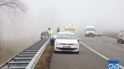 Auto in de vangrail A2 Nederweert