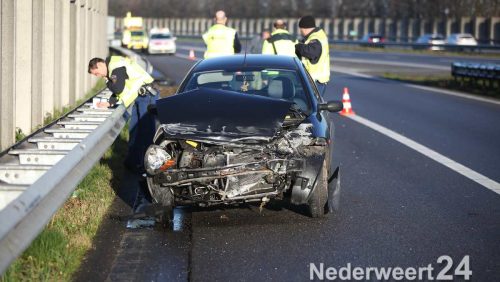 Auto in de vangrail op de A2 bij Nederweert