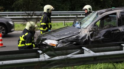 Auto-in-vangrail-op-A2-bij-afrit-Kelpen