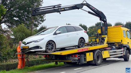 Auto-in-voortuin-Heerweg-Nederweert-1