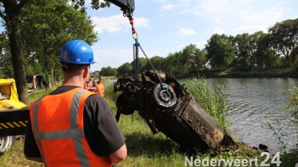 Auto in kanaal Wessem-Nederweert