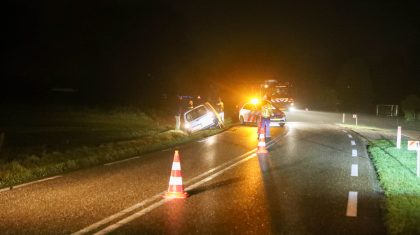 Auto-langs-de-weg-Maaseikerweg-Weert-1