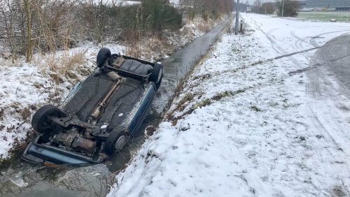 Auto-op-de-kop-in-sloot-Peelterbaan-Weert-1