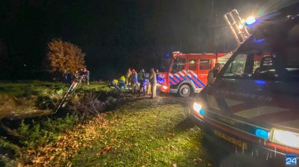 Auto-op-de-kop-in-vijver-Someren-1-1