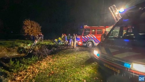 Auto-op-de-kop-in-vijver-Someren-1-1