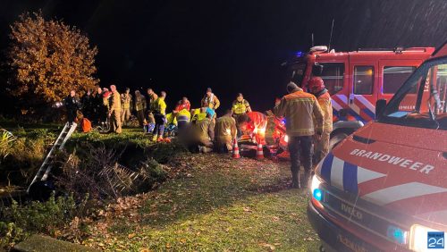 Auto-op-de-kop-in-vijver-Someren-1-2