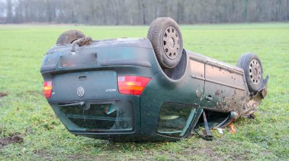 Auto-op-de-kop-in-weiland-Achter-het-Klooster-3