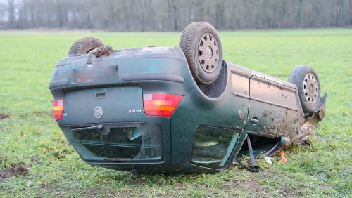 Auto-op-de-kop-in-weiland-Achter-het-Klooster-3