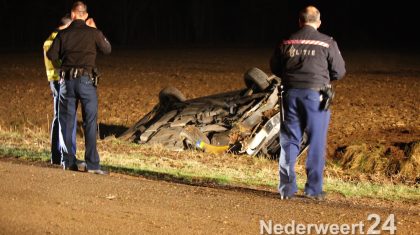 Auto over de kop Eindhovenseweg Laar, Weert