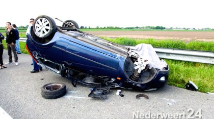 Auto over de kop A2 bij afslag Nederweert