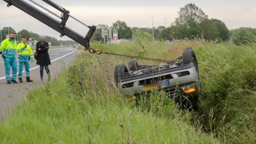 Auto-over-de-kop-A2-Weert-4