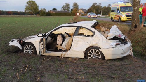 Auto-over-de-kop-Hugterweg-Someren-1