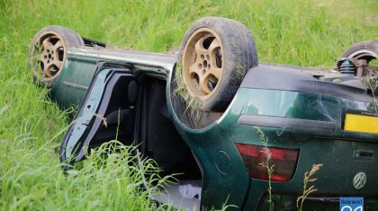 Auto-over-de-kop-Pannenweg-Nederweert-3564