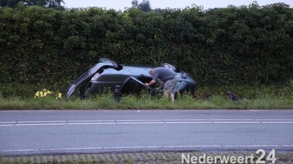 Auto over de kop Randweg West bij Mc Donalds Nederweert