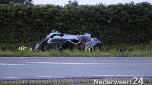 Auto over de kop Randweg West bij Mc Donalds Nederweert