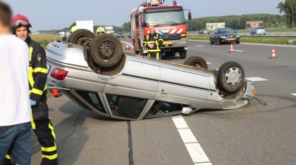 Auto-over-kop-afslag-Weert-Noord003