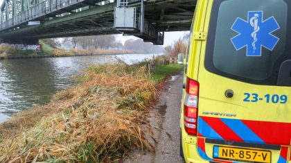 Auto-rijdt-in-kanaal-Wessem-Nederweert-5