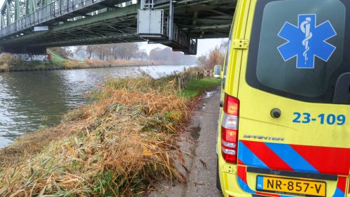 Auto-rijdt-in-kanaal-Wessem-Nederweert-5