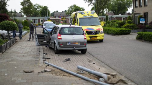 Auto-rijdt-lantaarnpaal-omver-Eikenstraat-Nederweert-4