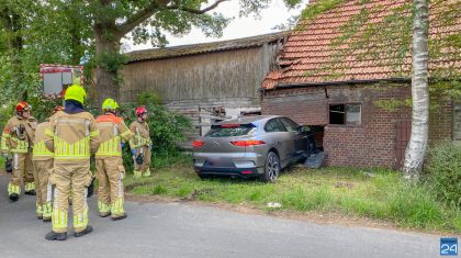 Auto-rijdt-woning-binnen-Booldersdijk-1