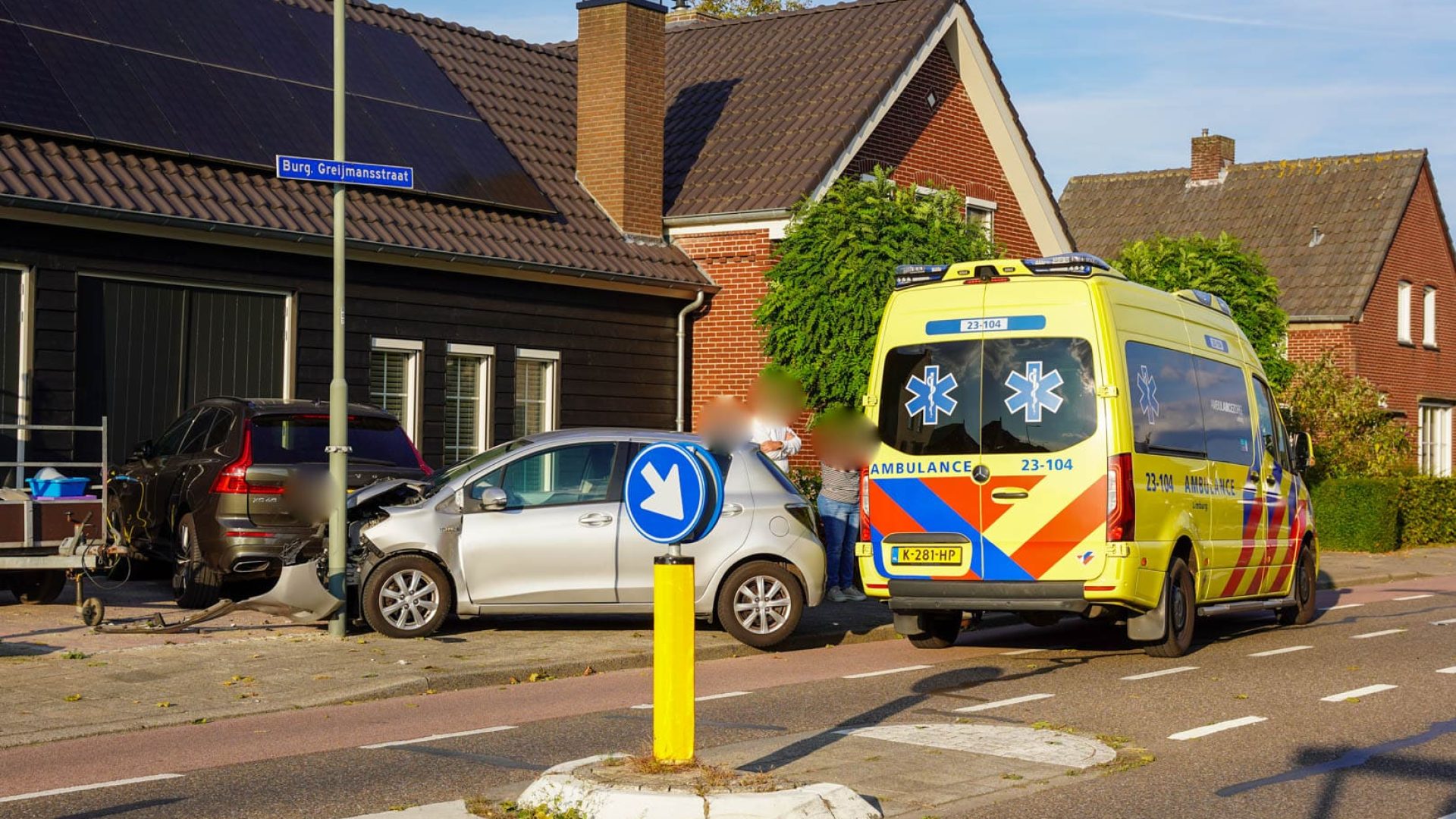 Auto schiet door na botsing en belandt op oprit Burg. Greijmansstraat -1