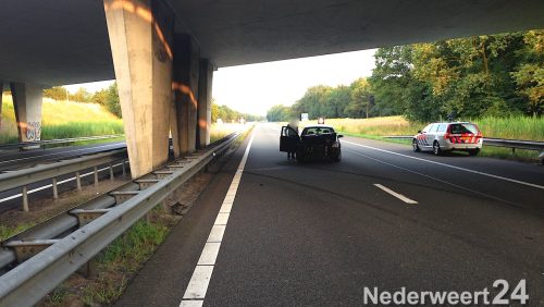 Zondagavond is een auto op de A2 in de vangrail gevlogen en is daarbij een paar keer in de rondte gegaan.