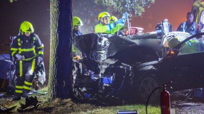 Auto-tegen-Boom-Houtsberg-Nederweert-Eind-1