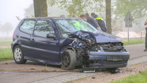 Auto-tegen-boom-Aan-de-Grave-1