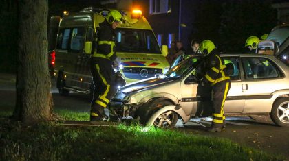 Auto-tegen-boom-Bredeweg-Nederweert-3