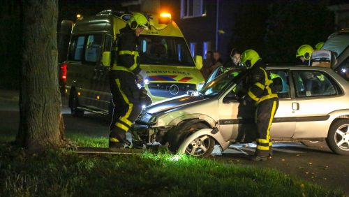 Auto-tegen-boom-Bredeweg-Nederweert-3