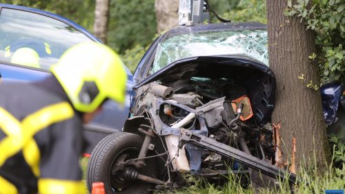 Auto-tegen-boom-Lozerweg-2