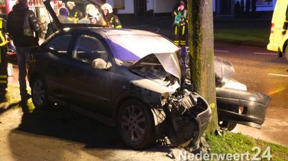 Auto frontaal tegen boom maaseikerweg Weert