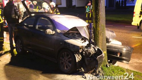 Auto frontaal tegen boom maaseikerweg Weert