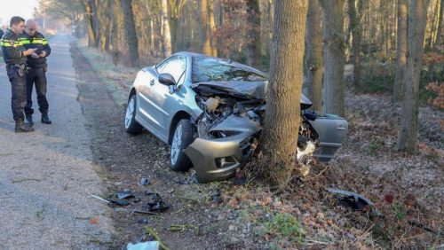 Auto-tegen-boom-Mildert-Nederweert-2