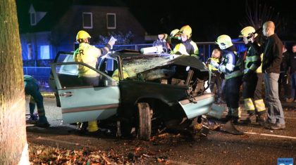 Auto-tegen-boom-Someren