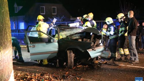 Auto-tegen-boom-Someren