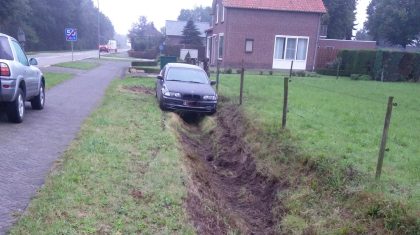 Auto-uit-de-bocht-Dekkerstraat-Leveroy-2